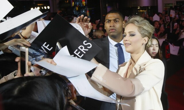 JORDNÆR: Jennifer Lawrence stiller gjerne opp for å skrive autografer til fansen. Foto: NTB scanpix JORDNÆR: Jennifer Lawrence stiller gjerne opp for å skrive autografer til fansen. Foto: NTB scanpix